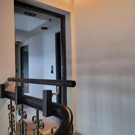 Single Elegant I Sentrum- Sea View Олесунн