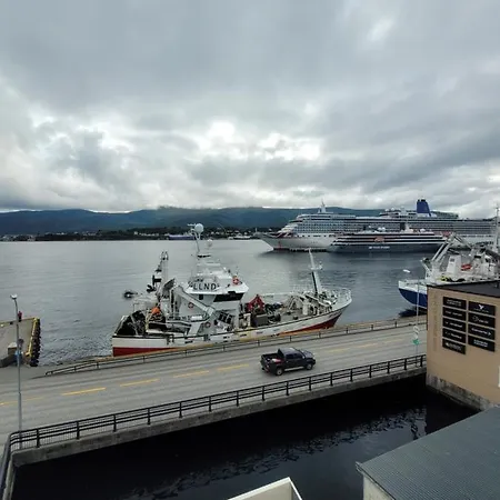 Single Elegant I Sentrum- Sea View Bed and Breakfast Ålesund