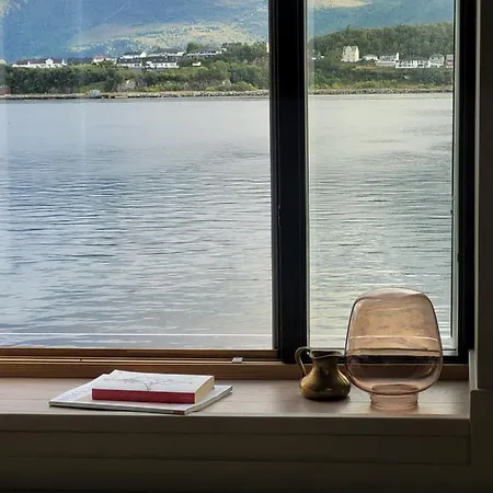 Single Elegant I Sentrum- Sea View * Олесунн