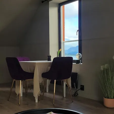 Single Elegant I Sentrum- Sea View Олесунн