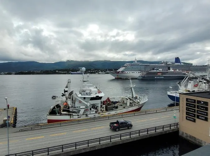 Single Elegant I Sentrum- Sea View Bed & Breakfast Ålesund